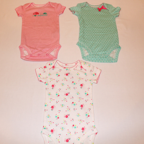 Girls/Carters/3m/three one pieces&three bibs - Picture 2 of 2